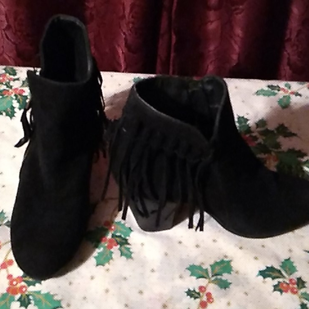 Shoes - Picture 2 of 4
